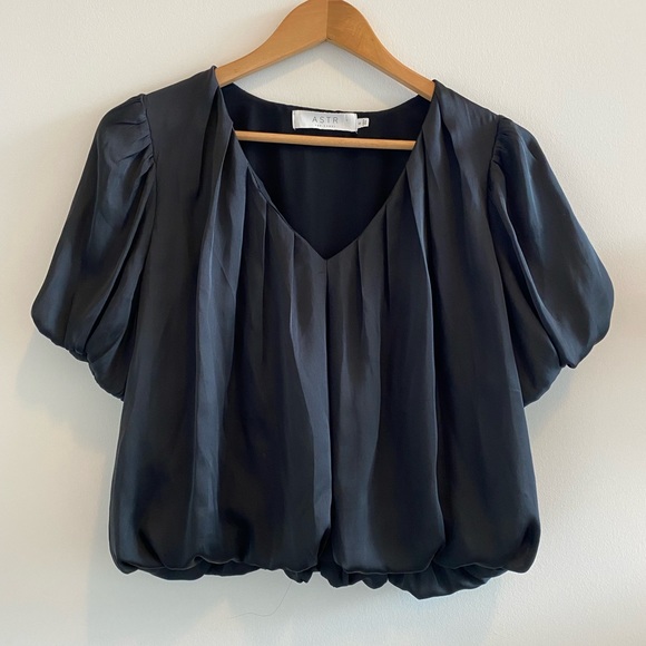 Astr Tops - NWOT ASTR Bubble-Style Shortsleeved Top
